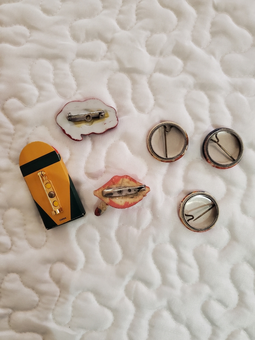 Vintage 70's Pins - Picture 4 of 4